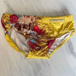 Addicted Swim Brief 
Size Small
Yellow print speedo
Brand: Addicted